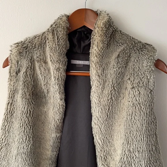 faux fur vest - Picture 2 of 5